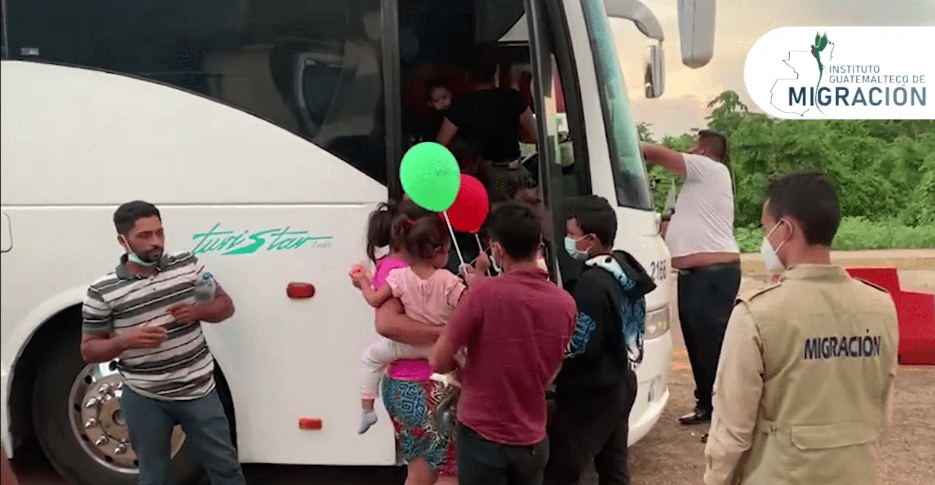 Entregan juguetes a niños migrantes retornados en frontera El Ceibo