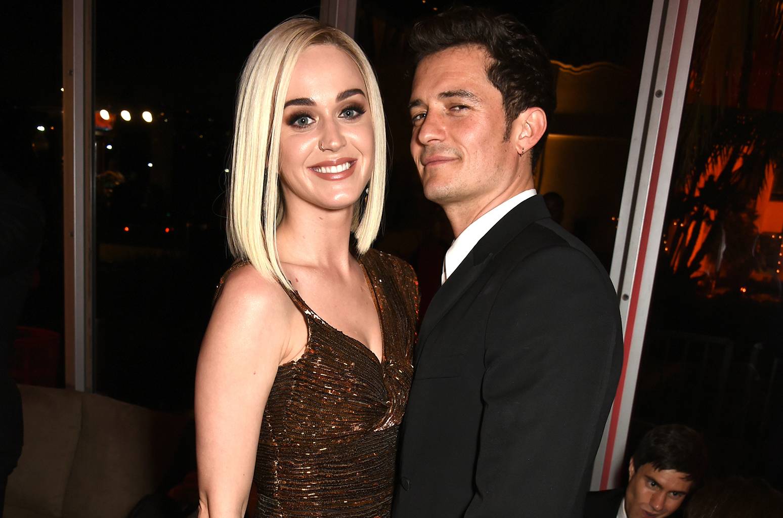 Katy Perry sufre falla de vestuario y Orlando Bloom sube al escenario y lo arregla