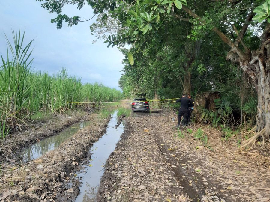 Localizan vehículo en donde se transportaban víctimas de asesinato