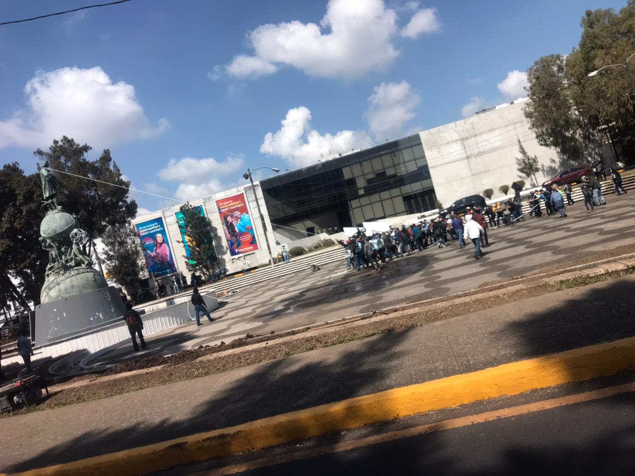 Manifestantes intentan tirar monumento a Cristóbal Colón