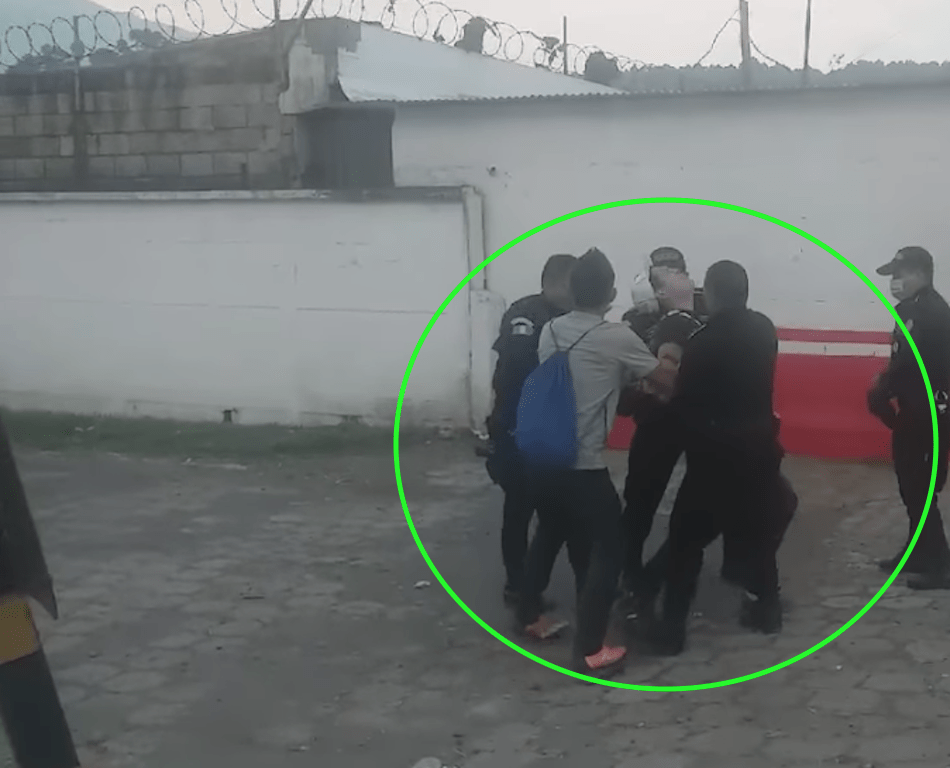 VIDEO: intenso forcejeo entre agentes de PNC y vendedor de leche en Amatitlán