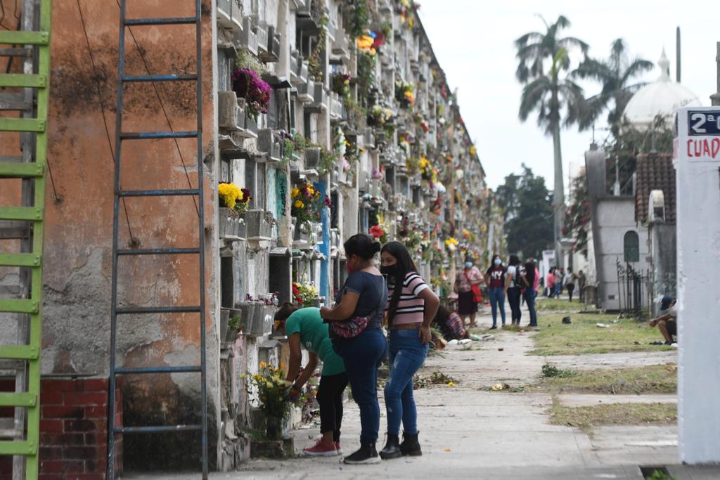 EN IMÁGENES. Alta afluencia de personas en cementerios por el Día de los Santos