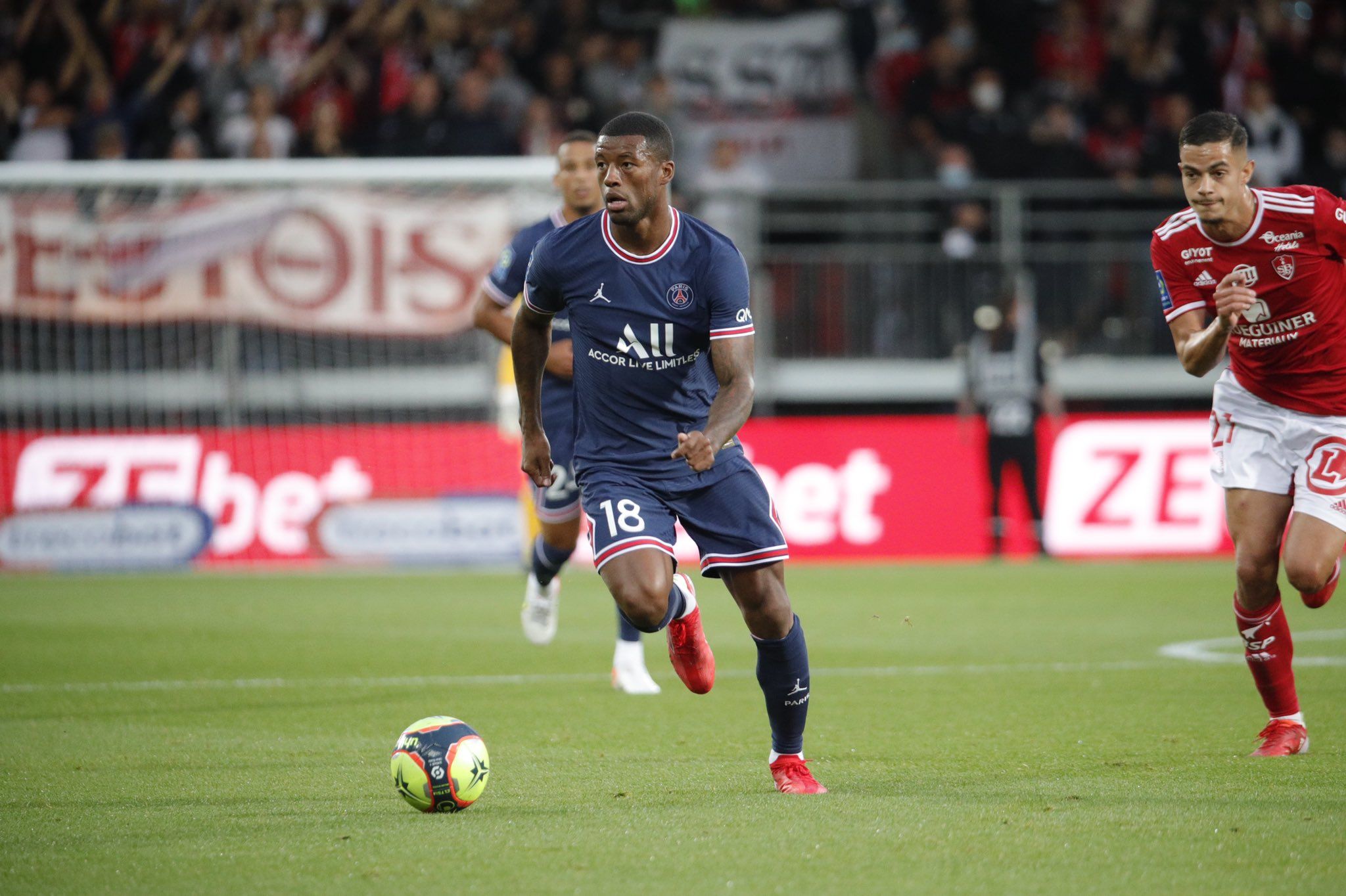 Georginio Wijnaldum expresa su molestia por no tener minutos en el PSG