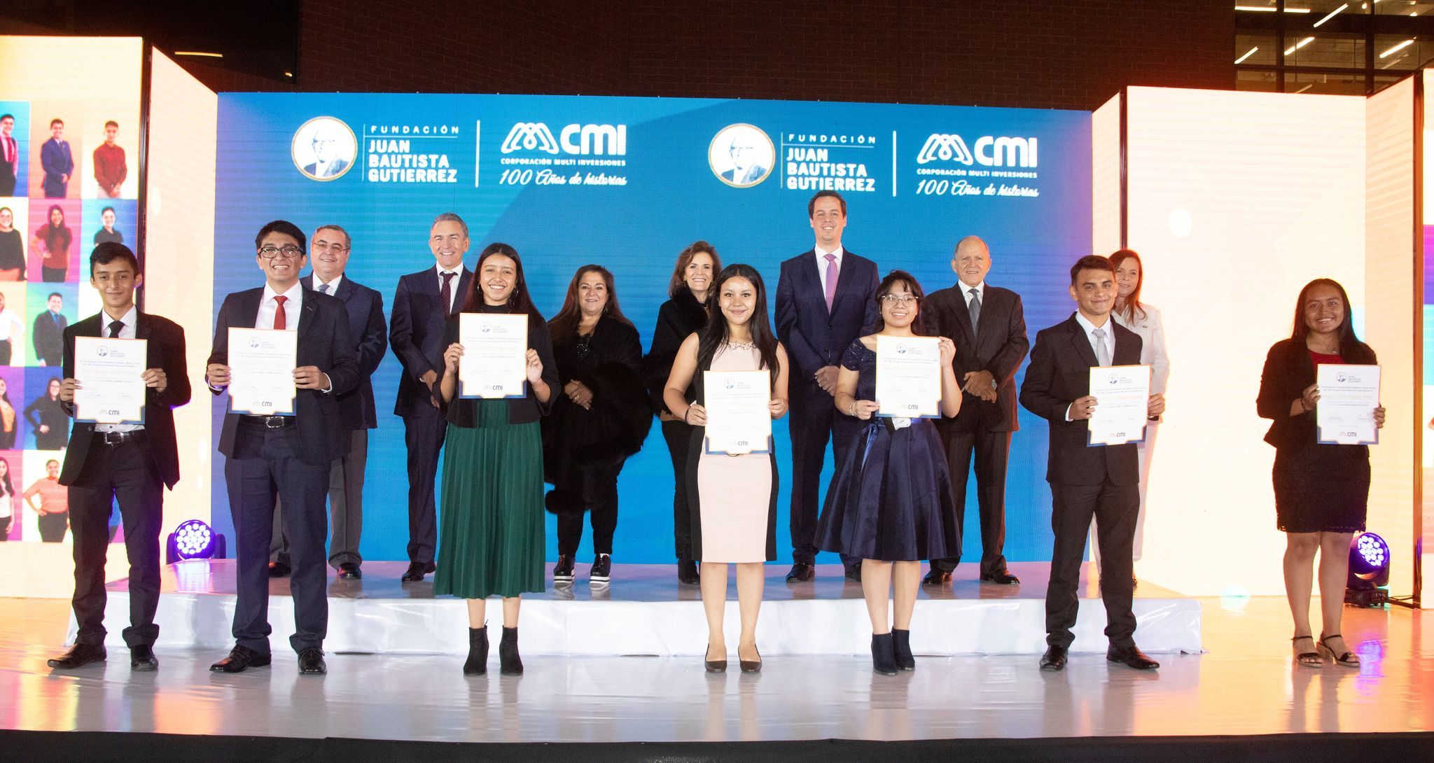 CMI entrega becas universitarias y celebra a nuevos profesionales