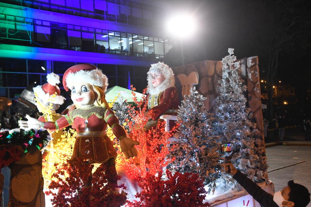 Inician los recorridos de las carrozas navideñas iluminadas