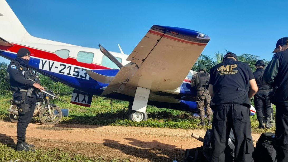 Cuatro detenidos tras localización de narcoavioneta en Sayaxché, Petén