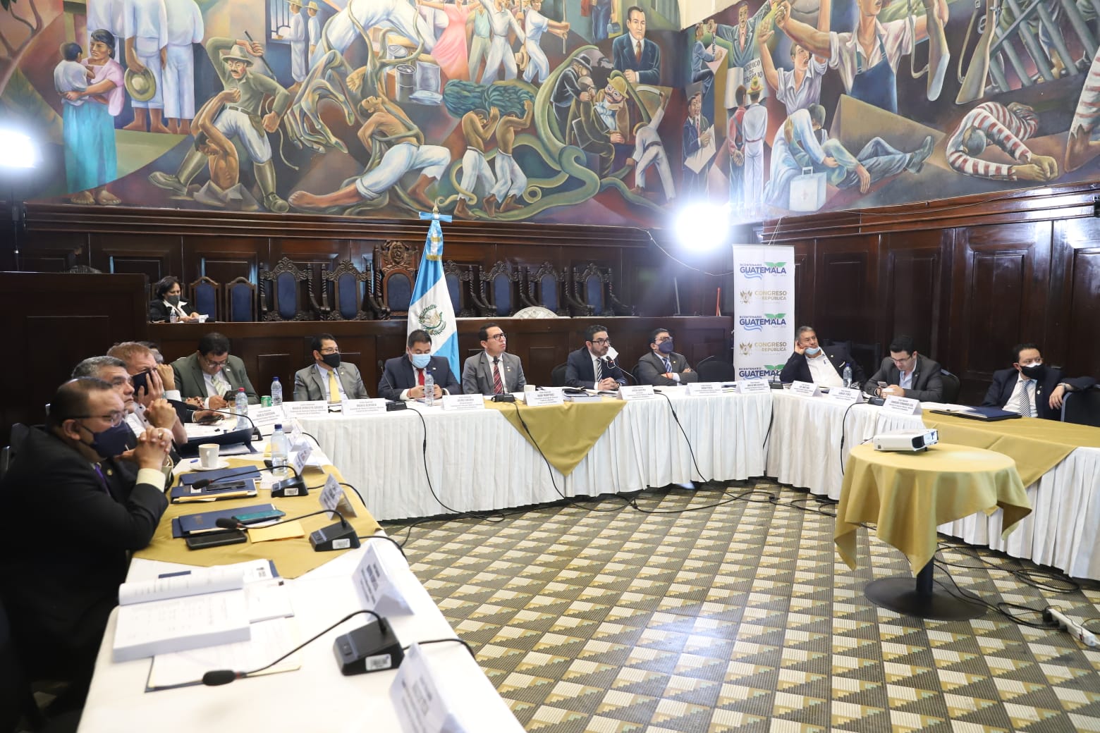 Presupuesto de 2022: Oposición busca que se apruebe en tres debates; oficialismo, de urgencia