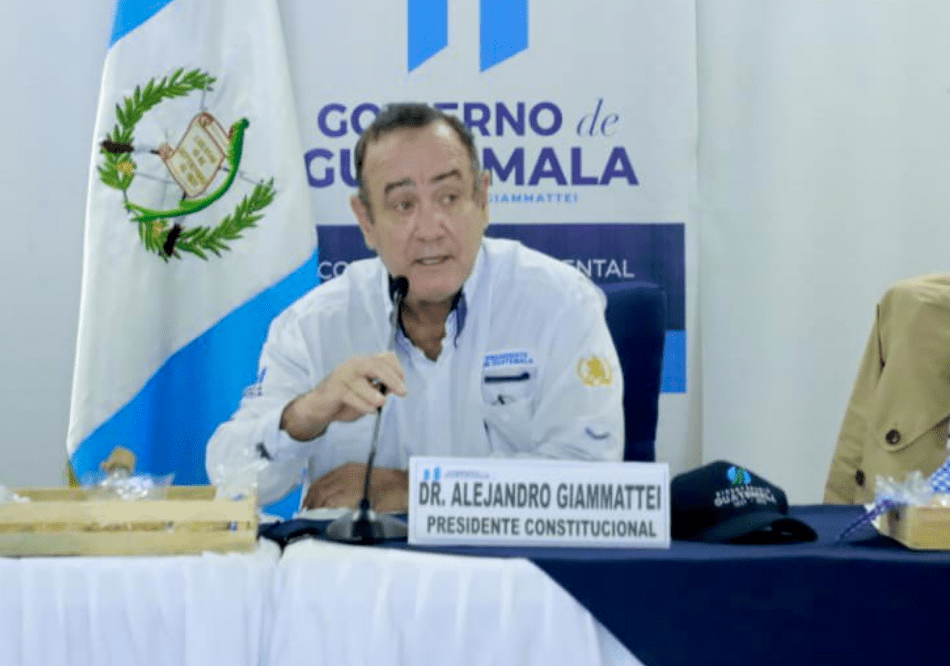 Giammattei señala manipulación política en bloqueos de Codeca