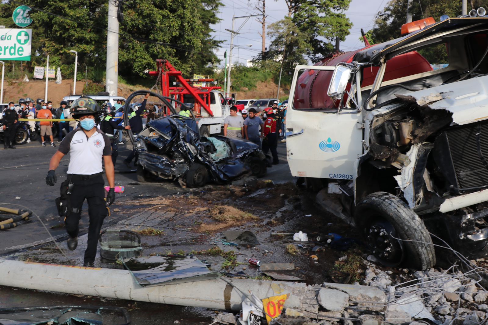 Camión cisterna cae sobre vehículos en zona 4 de Mixco