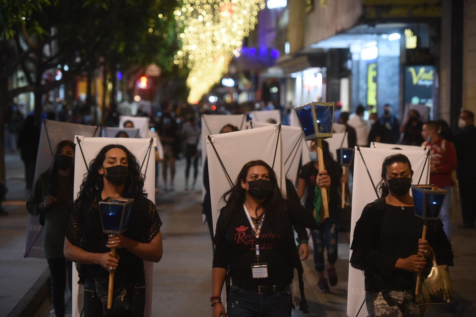 Mujeres trans realizan caminata con velas en el Paseo de la Sexta