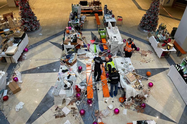 VIDEO. Seis heridos por caída de decoraciones de Navidad en centro comercial