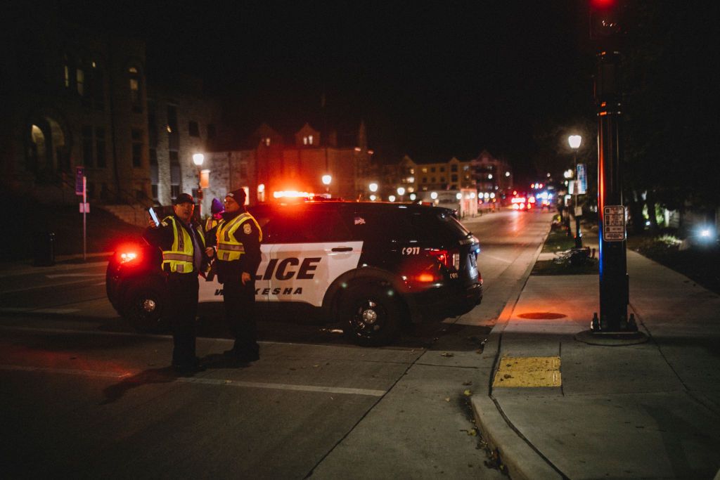 Imputarán por homicidio a conductor que embistió desfile navideño en Estados Unidos