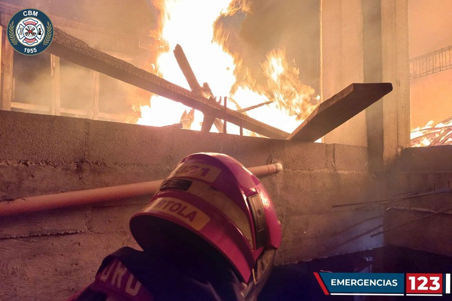 Edificio ubicado en la zona 10 de la ciudad se incendia