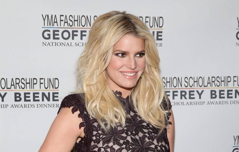 Jessica Simpson comparte irreconocible foto de su lucha contra el alcoholismo