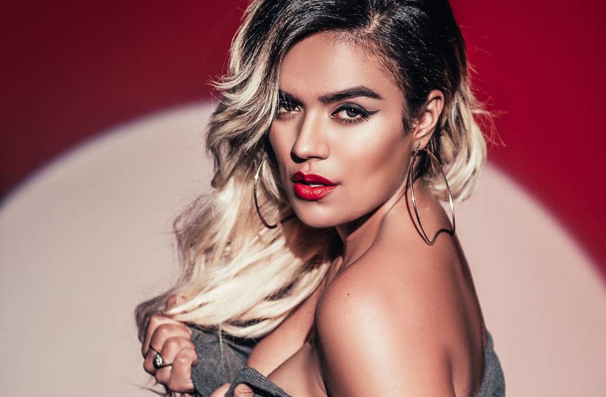 Karol G sale a cantar en tanga de hilo y enloquece a sus seguidores