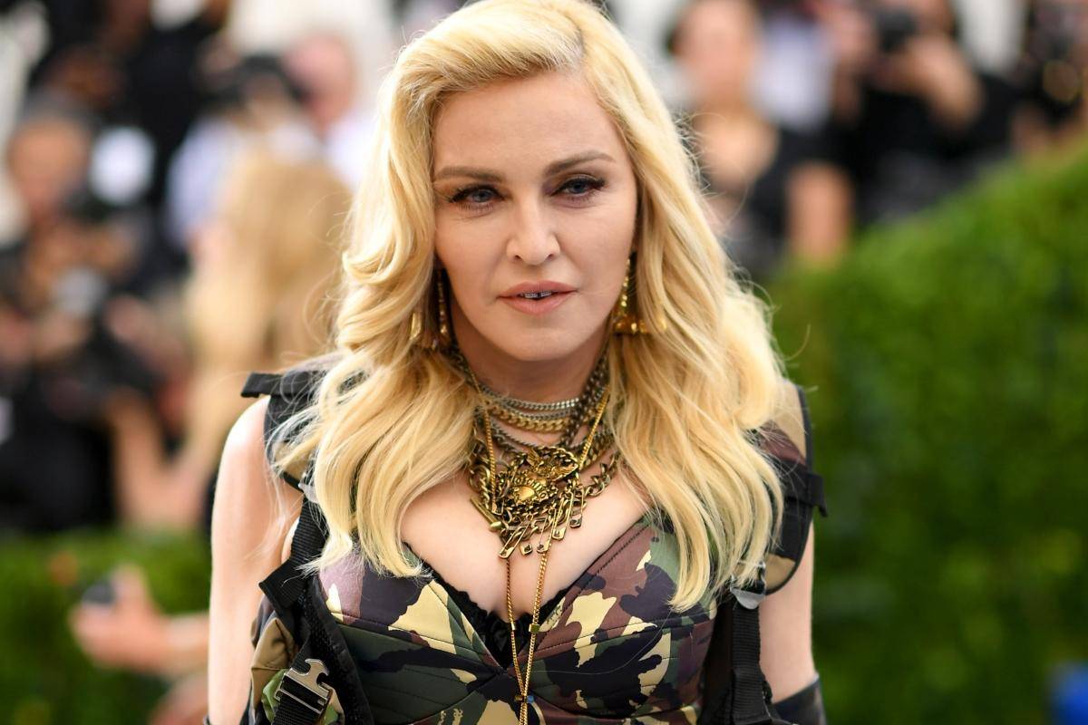 Eliminan foto de Madonna enseñando partes íntimas y Twitter la hace viral