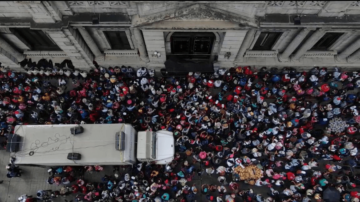 Masiva manifestación de maestros se concentra frente al Congreso