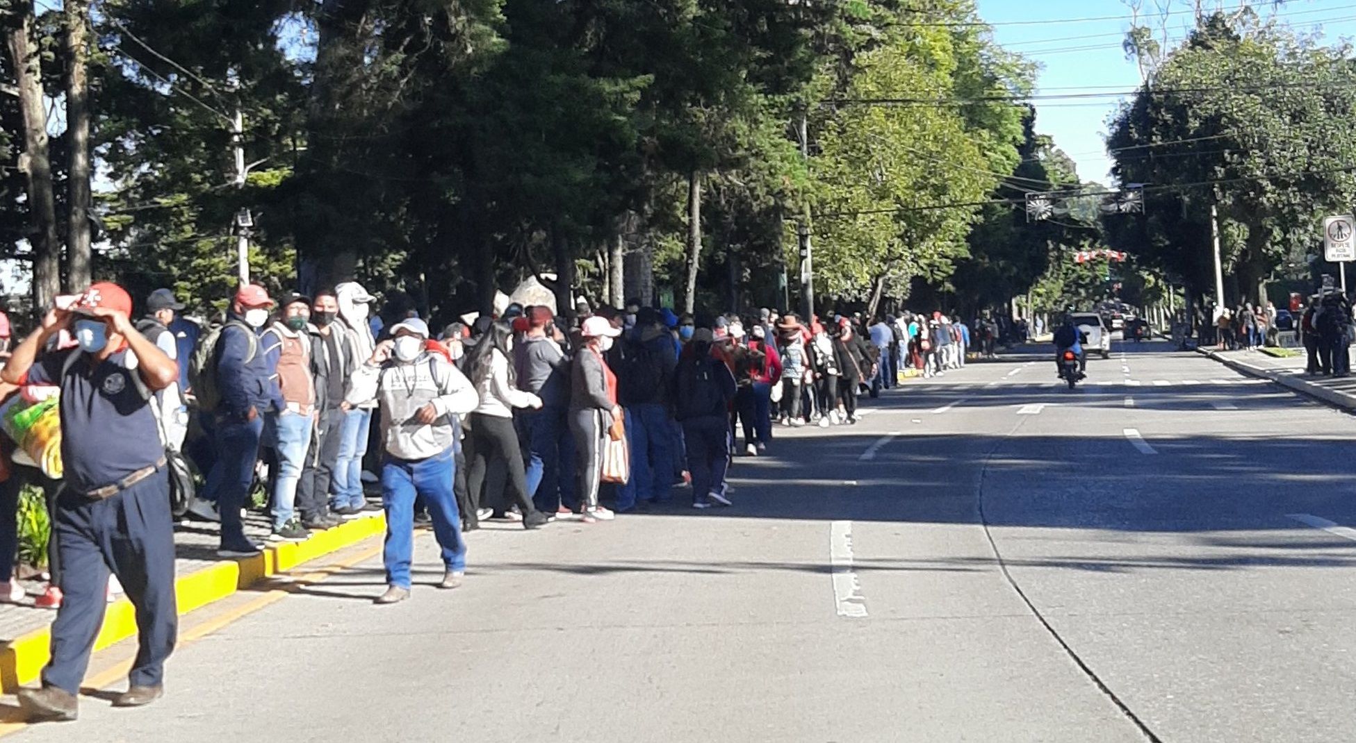 Maestros comienzan a marchar hacia el Centro Histórico