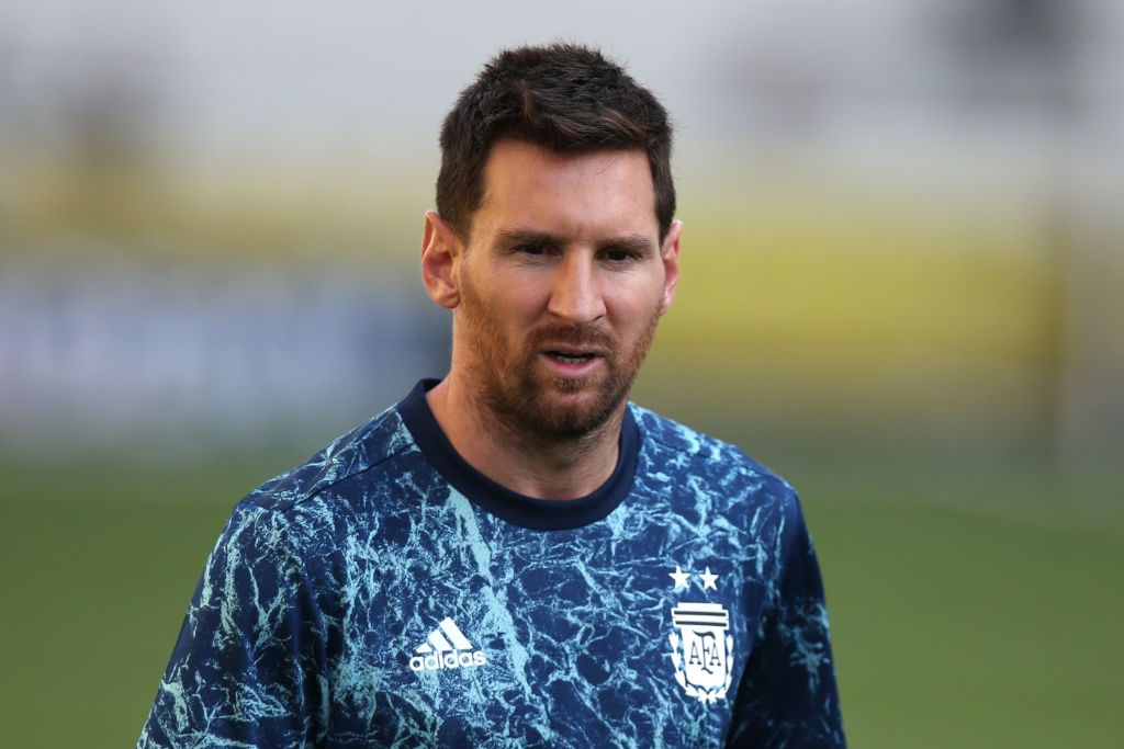 Messi llegó a la concentración de Argentina pese a acarrear molestias físicas