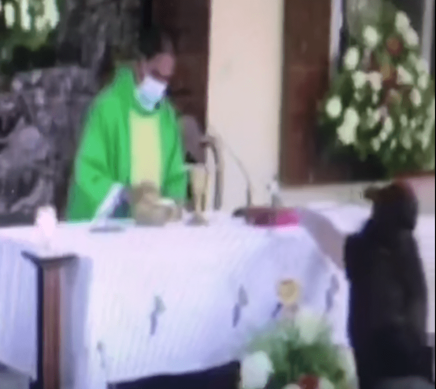 Mujer agrede a sacerdote en plena misa en Morales, Izabal