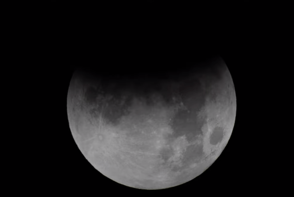 VIDEO. Así se vivió el espectacular eclipse lunar parcial de esta madrugada