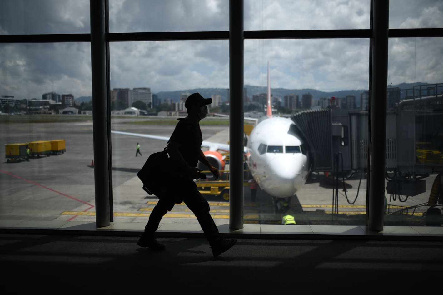 Una mujer quiso entrar por la fuerza al aeropuerto La Aurora