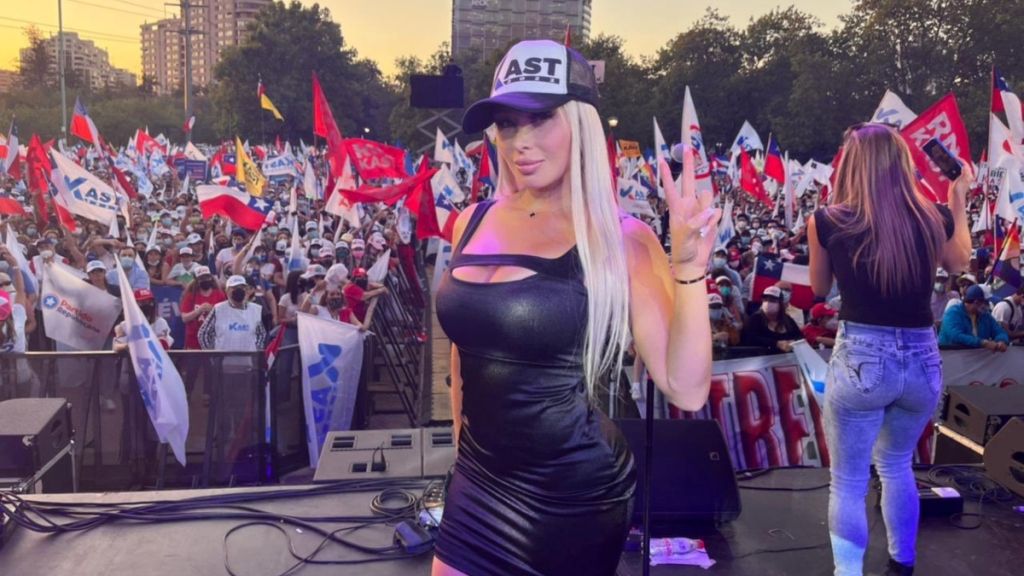 Destrozan a Daniella Chávez por hacer campaña política con provocativo vestido