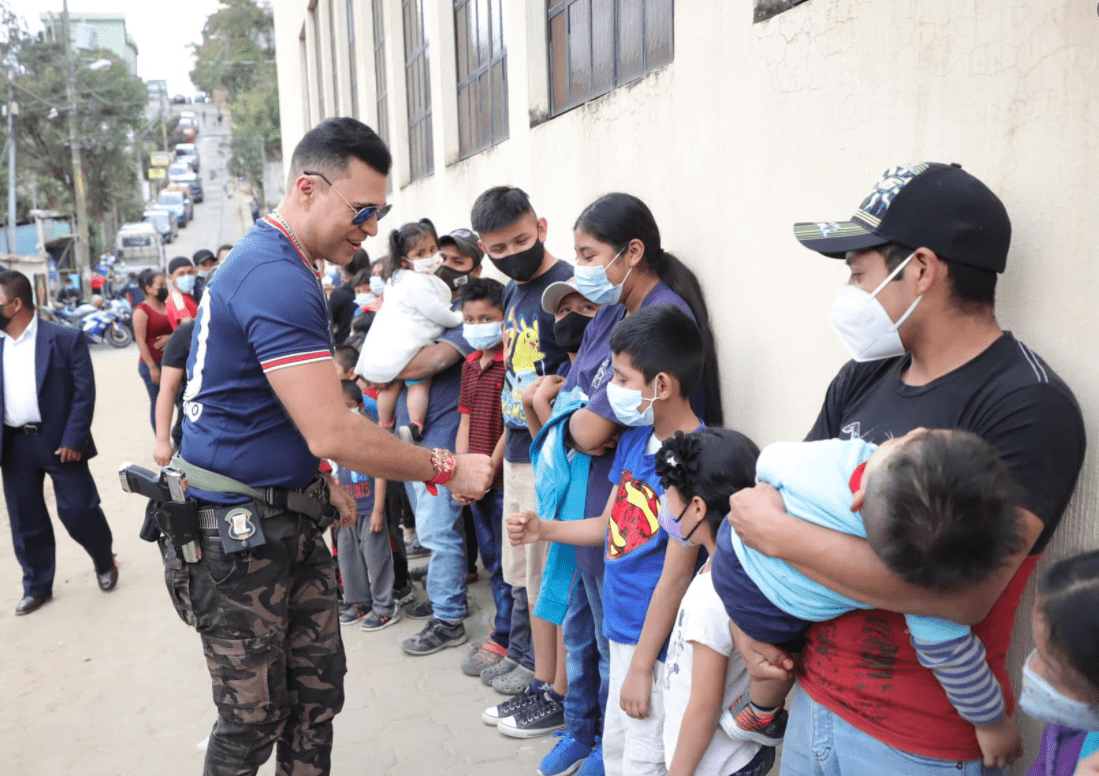 Fuertes críticas contra Neto Bran por entregar juguetes con «arma al cinto»