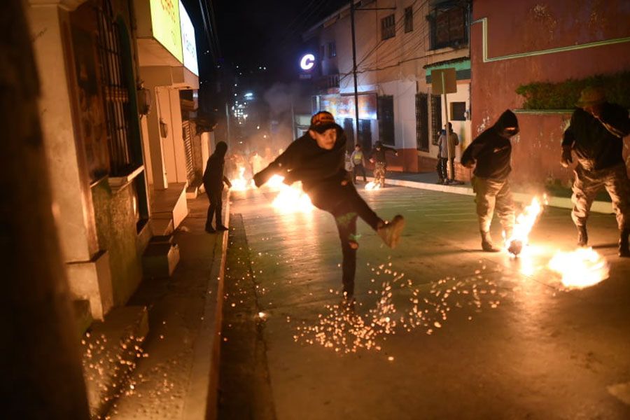 EN IMÁGENES. Lanzan bolas de fuego en honor a la Inmaculada Concepción