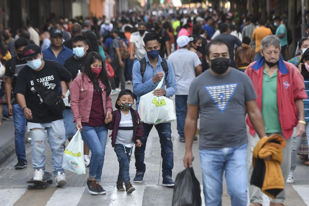 EN IMÁGENES. Personas abarrotan el Paseo de la Sexta, en la zona 1