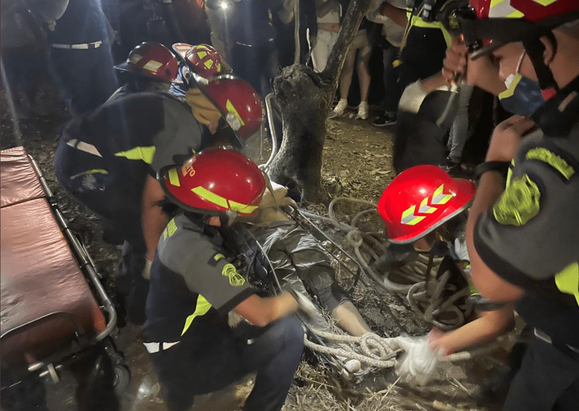 Jóvenes que consumían alcohol cayeron a barranco en Mixco, hay un fallecido