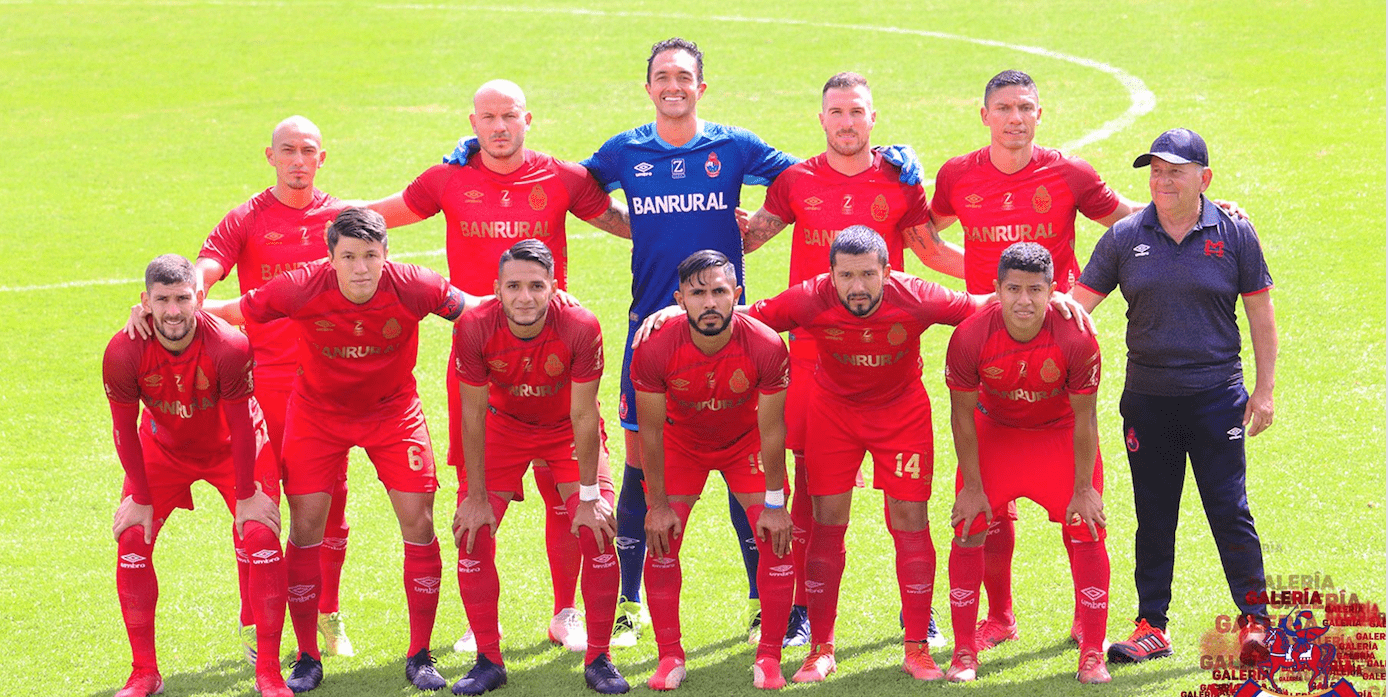 Sensible homenaje de jugadores de Municipal a “Don Neto” Villa