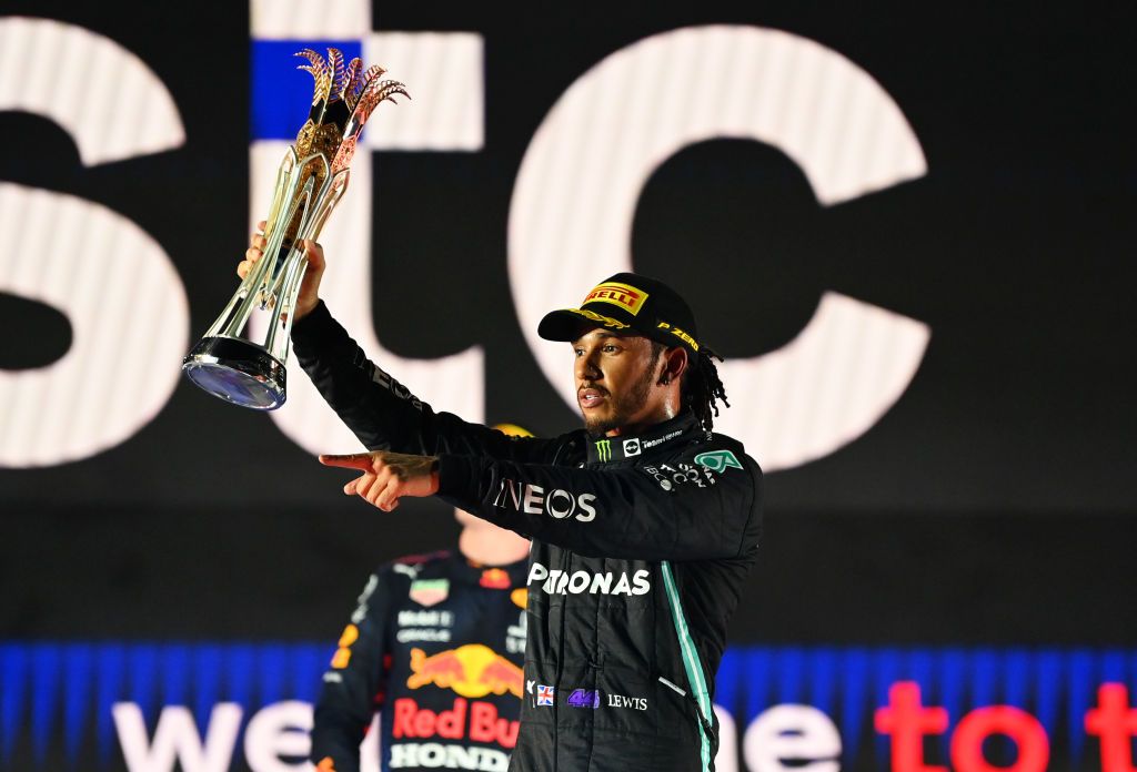 VIDEO. Lewis Hamiton se lleva el triunfo en Arabia Saudita e iguala a Verstappen