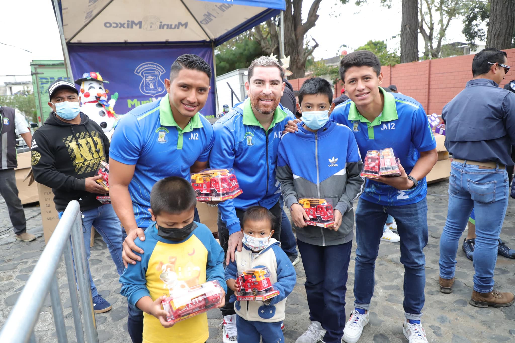 Deportivo Mixco entrega juguetes a niños del municipio