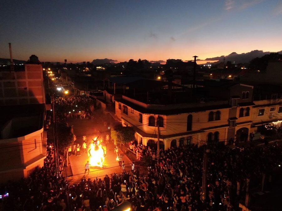 EN IMÁGENES. Guatemaltecos continúan con la tradición de la quema del diablo