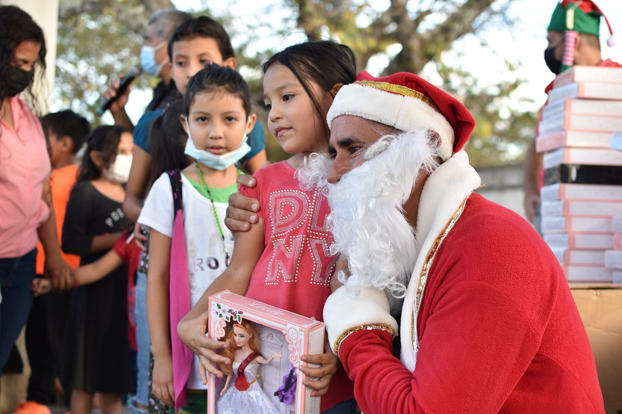 «Tres Kiebres» se viste de Santa Claus y reparte regalos