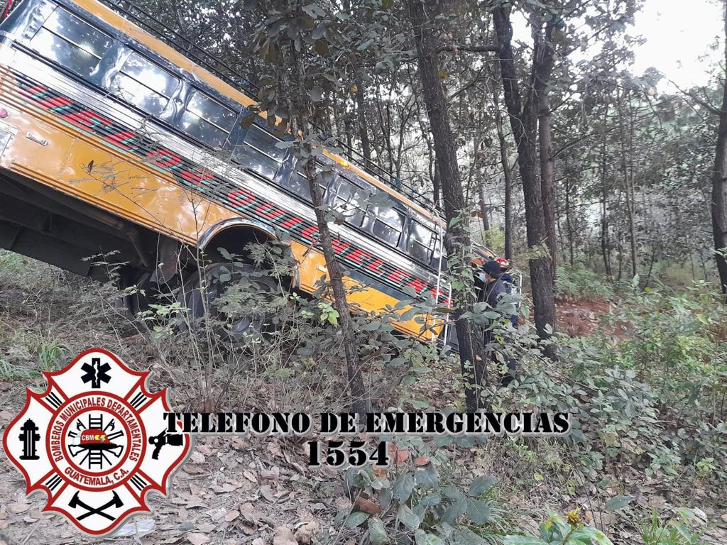 Bus extraurbano de ruta a Quiché se desvía a barranco