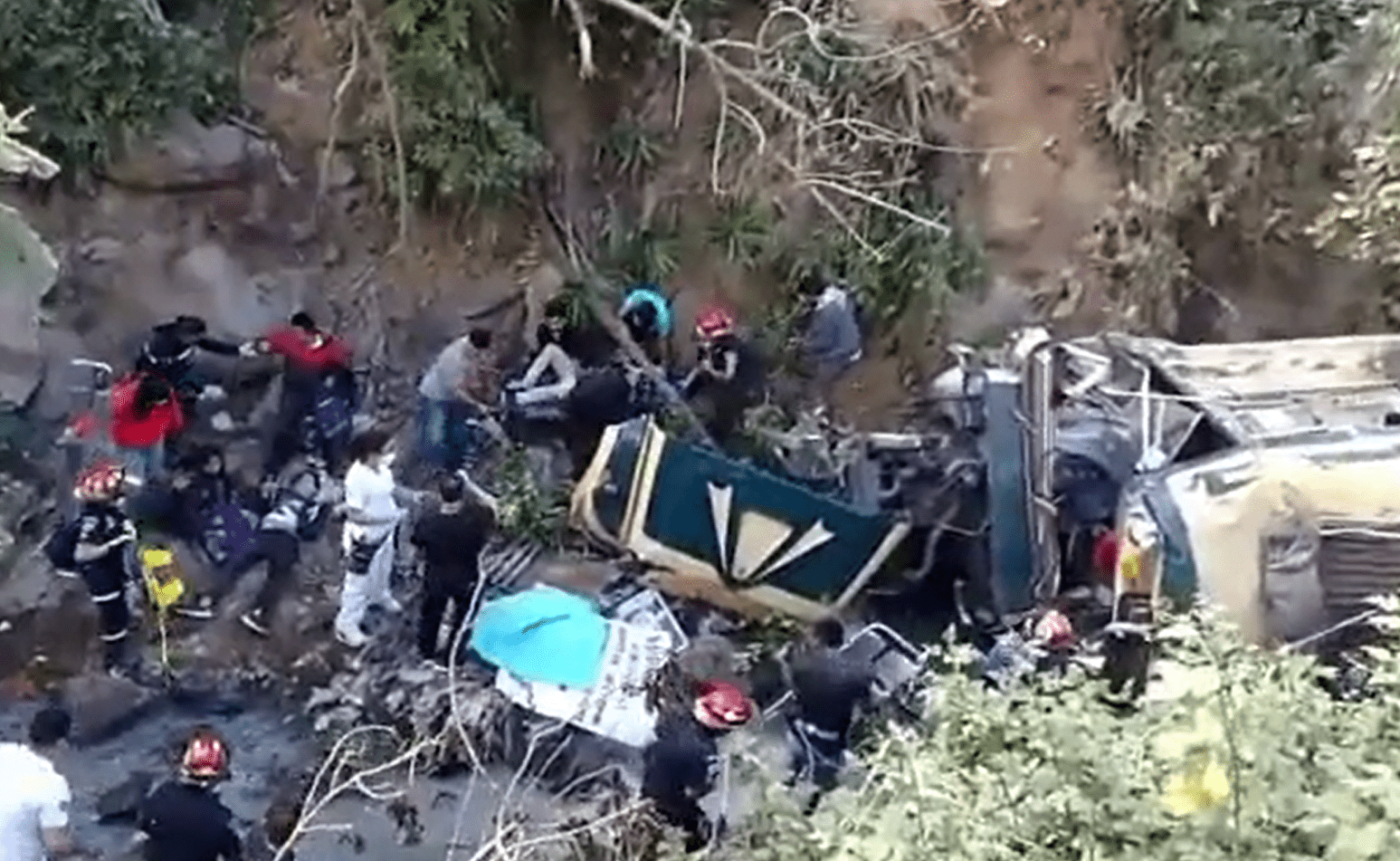 VIDEO. Bus cae a barranco en ruta Interamericana; se confirman cinco fallecidos