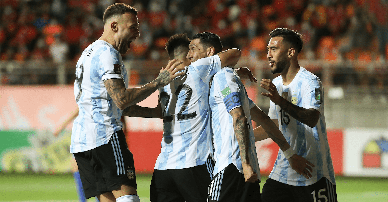 Argentina vence a Chile y recorta distancias con Brasil