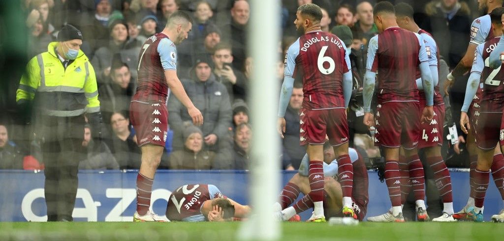 Agreden a futbolistas del Aston Villa mientras celebraban un gol