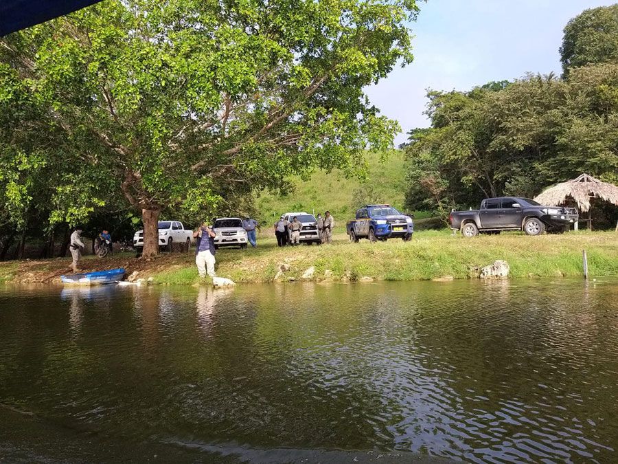 Toman muestras en laguna donde se reportó agua con color rojo