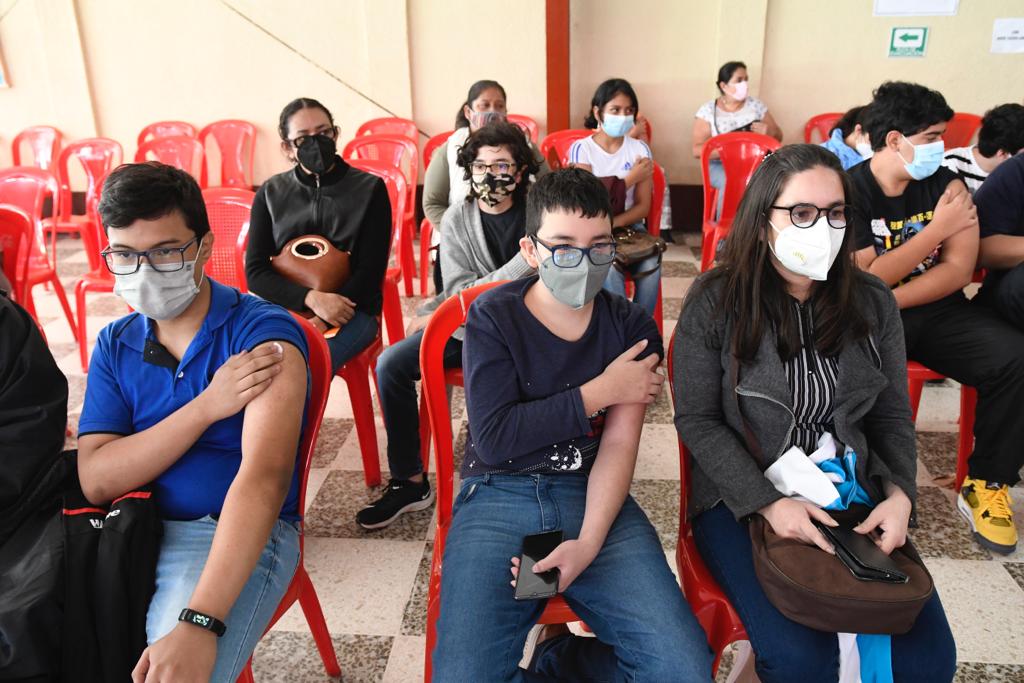 Salud arranca jornada de vacunación anticovid en 700 centros educativos