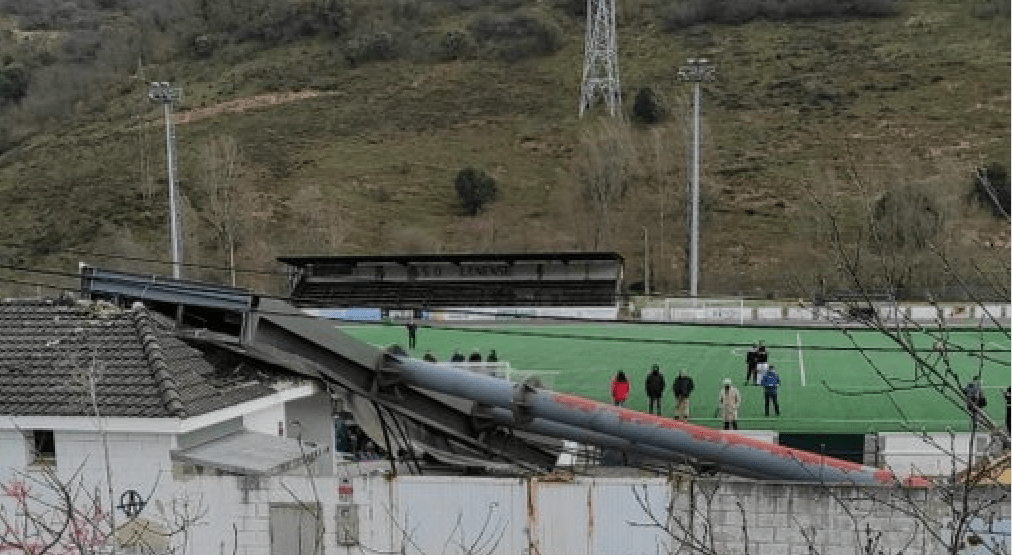 Aficionado muere durante partido tras caerle torre eléctrica