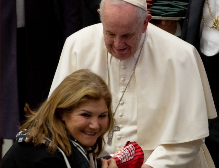 Papa Francisco recibe presente de la madre de Cristiano Ronaldo