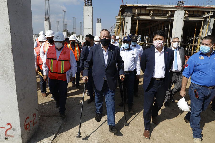 Giammattei supervisa construcción del «Hospital Taiwán Chimaltenango»