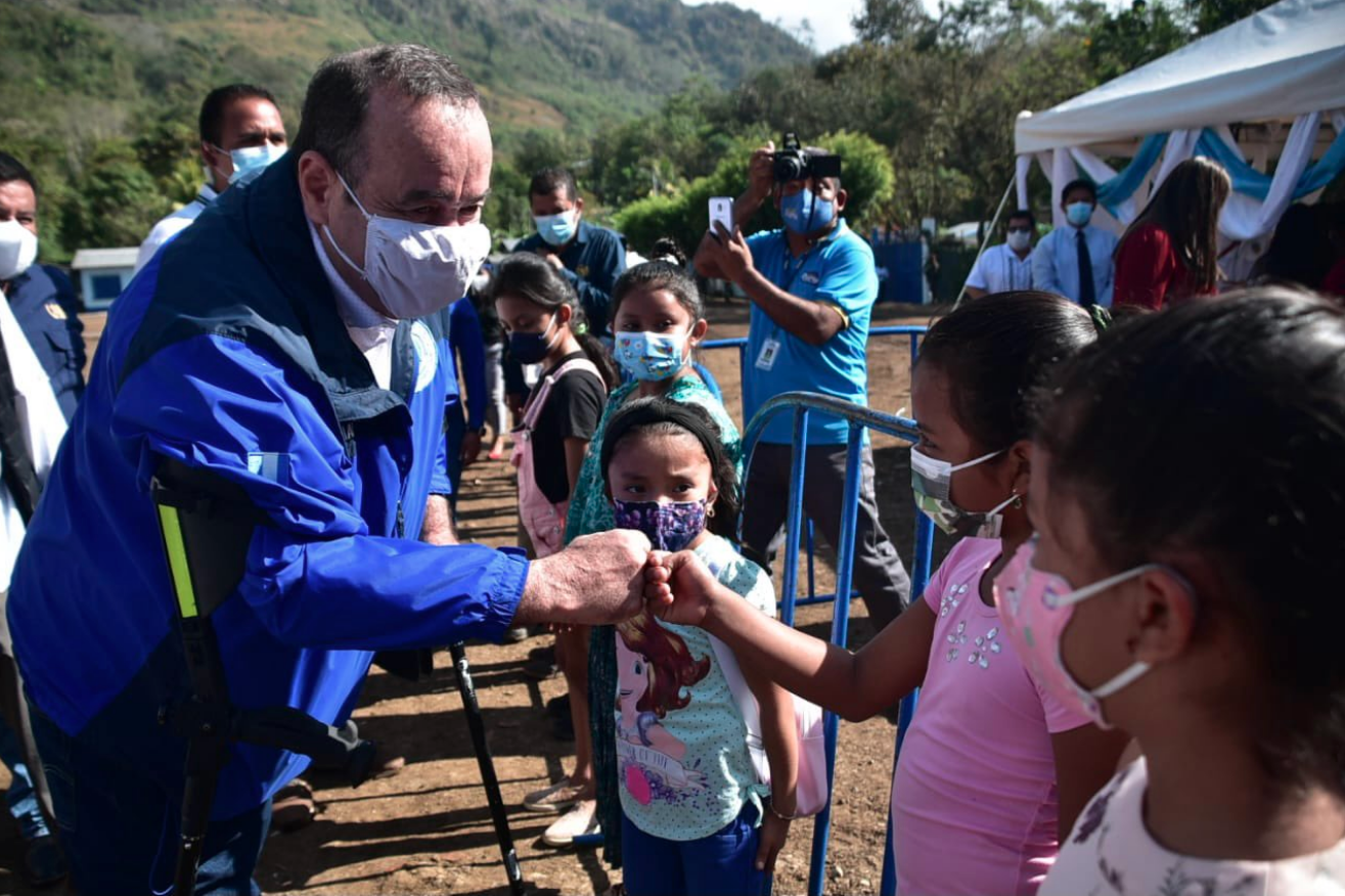 Salud aprueba clases híbridas en alerta roja y traslada responsabilidad a colegios y padres