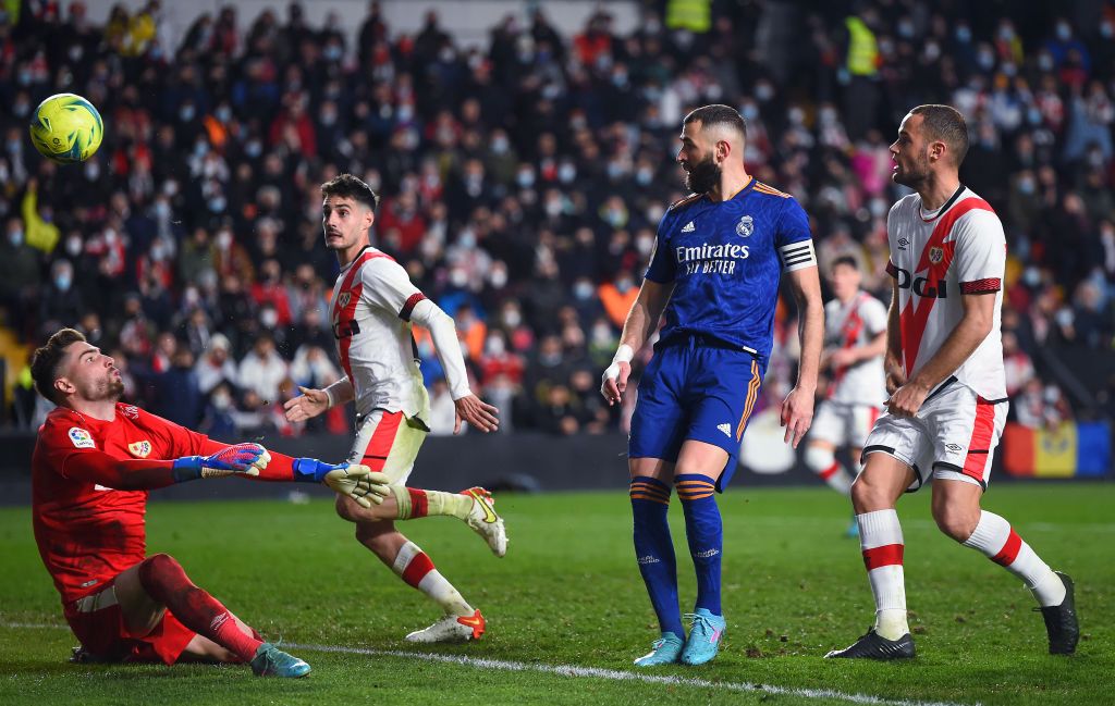 Benzema le da tres puntos importantes al Madrid ante el Rayo Vallecano