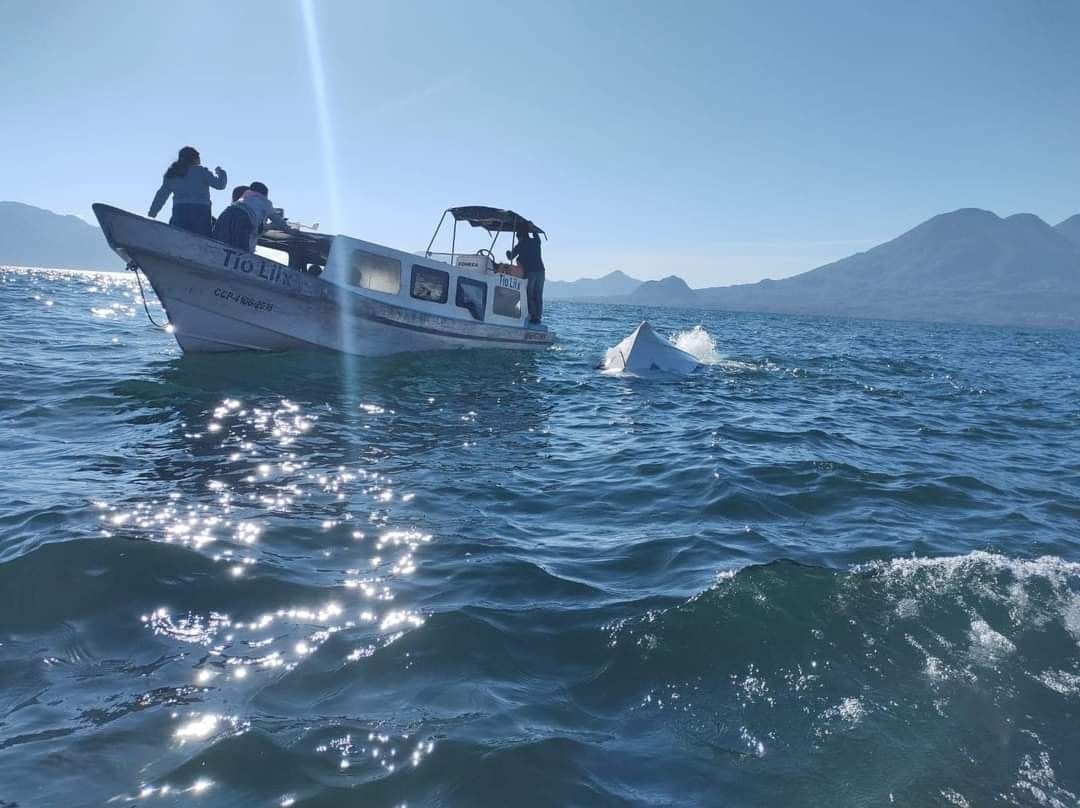 VIDEO. Momento en que rescatan a turistas en el lago de Atitlán