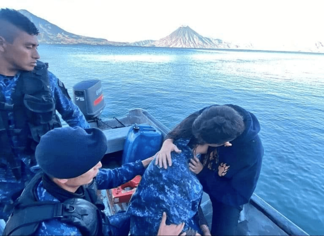 Así fue el rescate de una mujer que fue localizada flotando en el lago de Atitlán