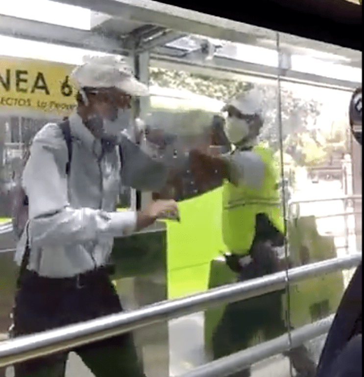 VIDEO: la riña entre un policía municipal y un usuario en estación del Transmetro